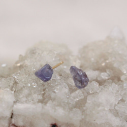 Rough Rock Tanzanite pierced earrings タンザナイトの原石ピアスＫ18　Ａ 2枚目の画像