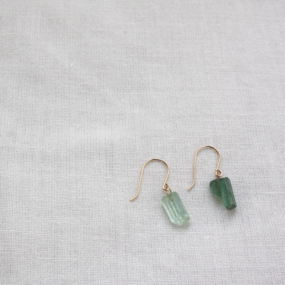 Rough Rock Green Tourmarine pierced earrings トルマリンの原石ピアスＫ18 3枚目の画像