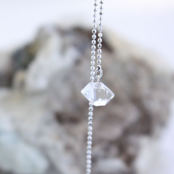 Herkimer Diamond long chain earrings　ハーキマーダイヤモンドのアメリカンピアス 3枚目の画像
