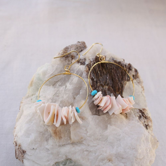 Cherry Blossoms Shell Hooped earrings ピンクシェルのフープピアス/イヤリング 1枚目の画像