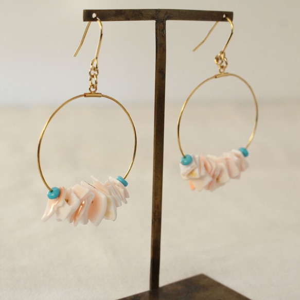 Cherry Blossoms Shell Hooped earrings ピンクシェルのフープピアス/イヤリング 2枚目の画像