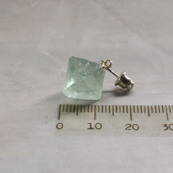 Natural Fluorite Stud Pierce　グリーンフローライトの原石ピアス　Silver　ブラ 7枚目の画像