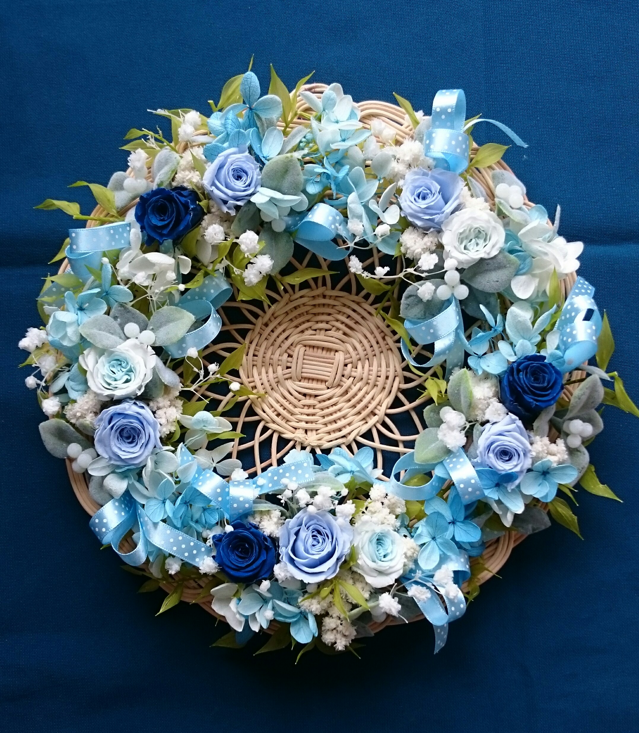 (晴れやかブルー2020)   ラタンベースにスカイブルーのリース　　[夏]