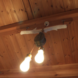 流木のペンダントライト　古道具木製滑車  2灯　LEDエジソンランプ付き 3枚目の画像