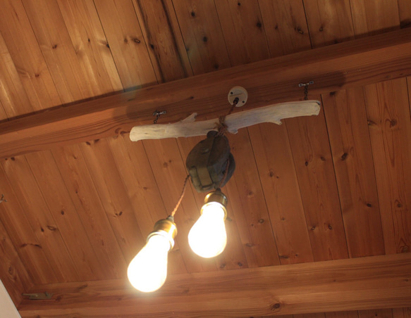 流木のペンダントライト　古道具木製滑車  2灯　LEDエジソンランプ付き 3枚目の画像