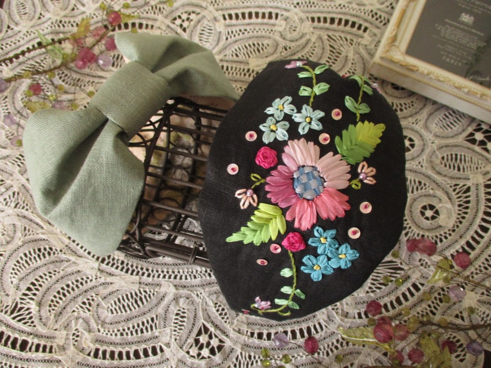 シルクリボンブロドゥリーのヘァアクセサリー　ブラック　カラフル