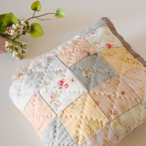 ふた付きパッチワークポーチ ベージュ ポーチ heartful・quilt