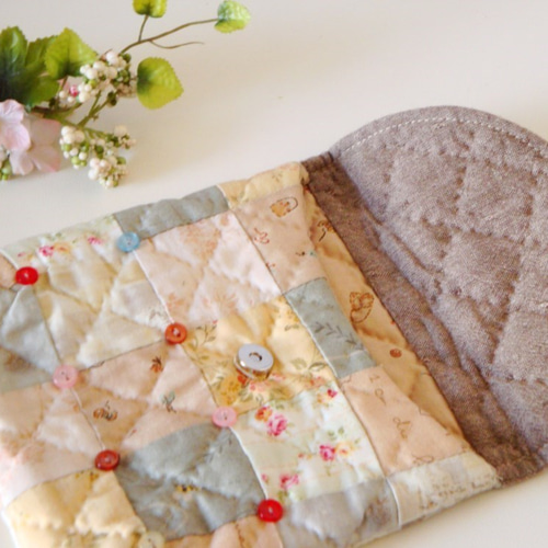 ふた付きパッチワークポーチ ベージュ ポーチ heartful・quilt