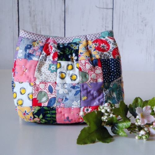 四角パッチのパッチワーク小物入れ インターロックヘキサゴンのポーチ