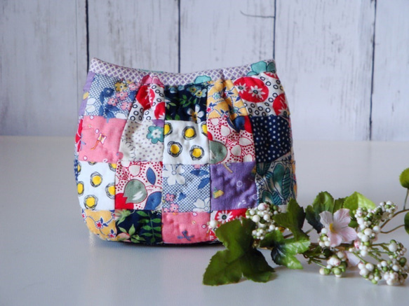 四角つなぎのパッチワークポーチ カラフル ポーチ heartful・quilt