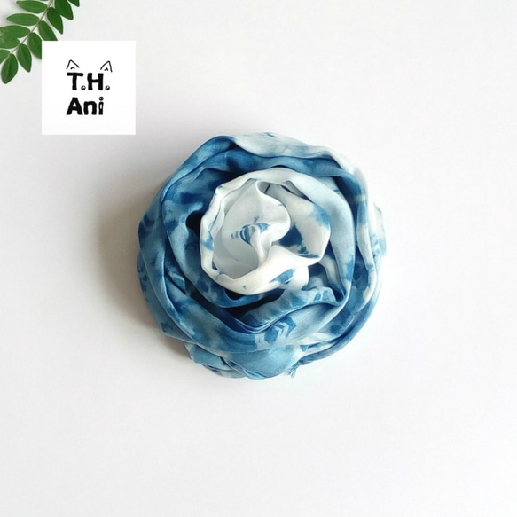 タニ手作りブルー染めオリジナルシルクスカーフ-明るいナチュラルブルー染め植物染めスカーフショールユニークで繊細で薄いニュートラル 1枚目の画像