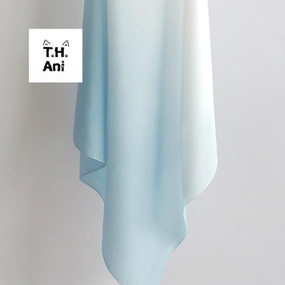 THani手作りブルー染めグラディエントシルクスカーフ-落ち着いたナチュラルブルー染めグラディエントシルクコットンシルクスカーフ 2枚目の画像