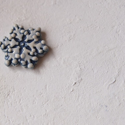 雪の陶器ブローチ（紺） 2枚目の画像