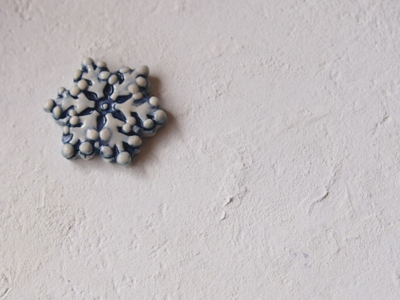 雪の陶器ブローチ（紺） 2枚目の画像