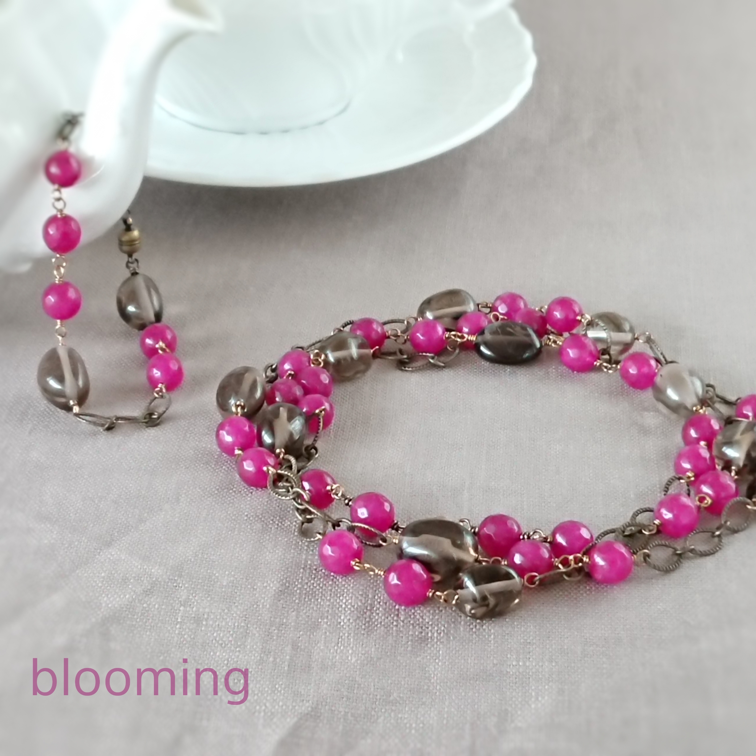 ラズベリーカラーのロングネックレスとブレスレットのセット：天然石