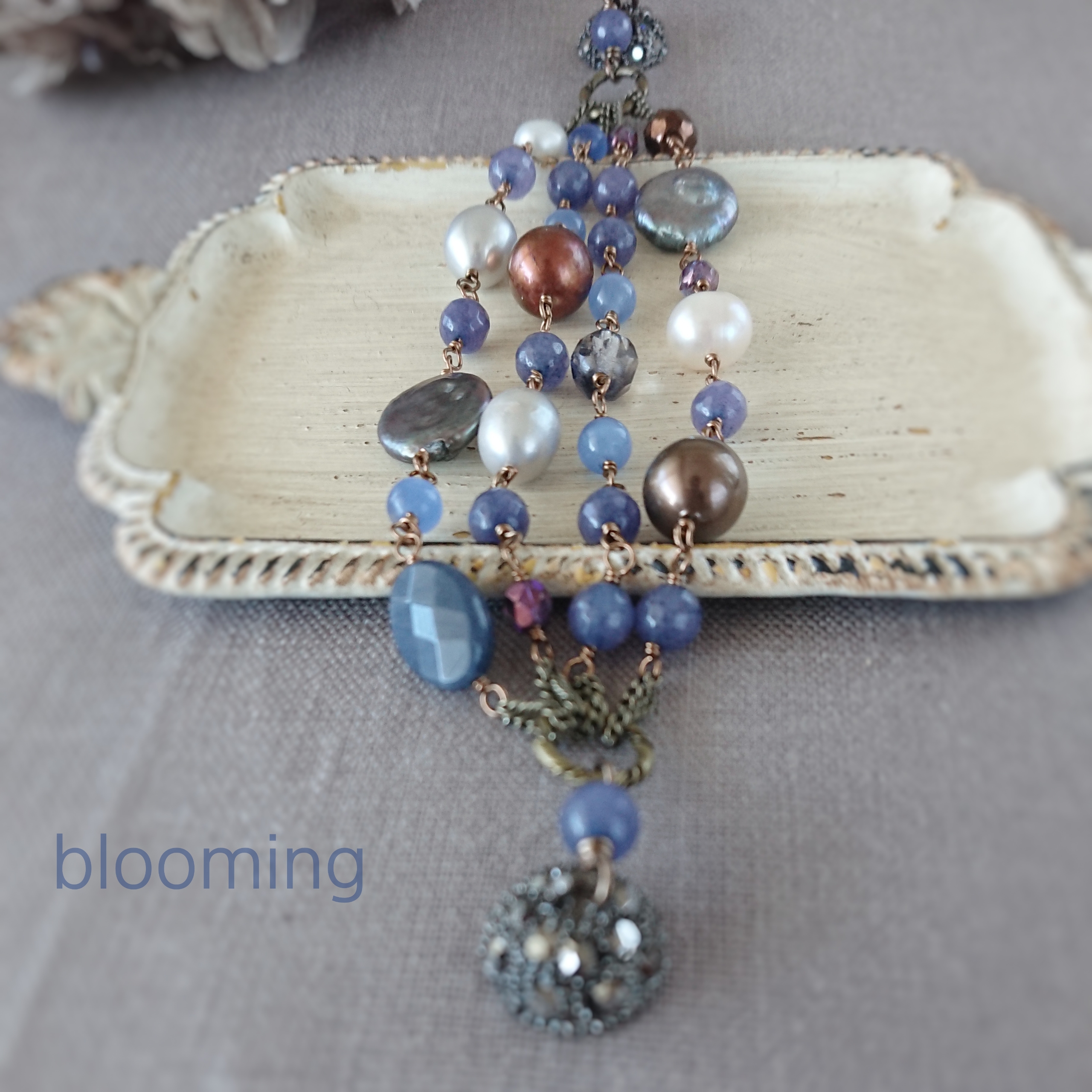 キャッツアイ、サファイアアゲート、淡水パール、チェコビーズのブルー系・リュクスなブレスレット：天然石