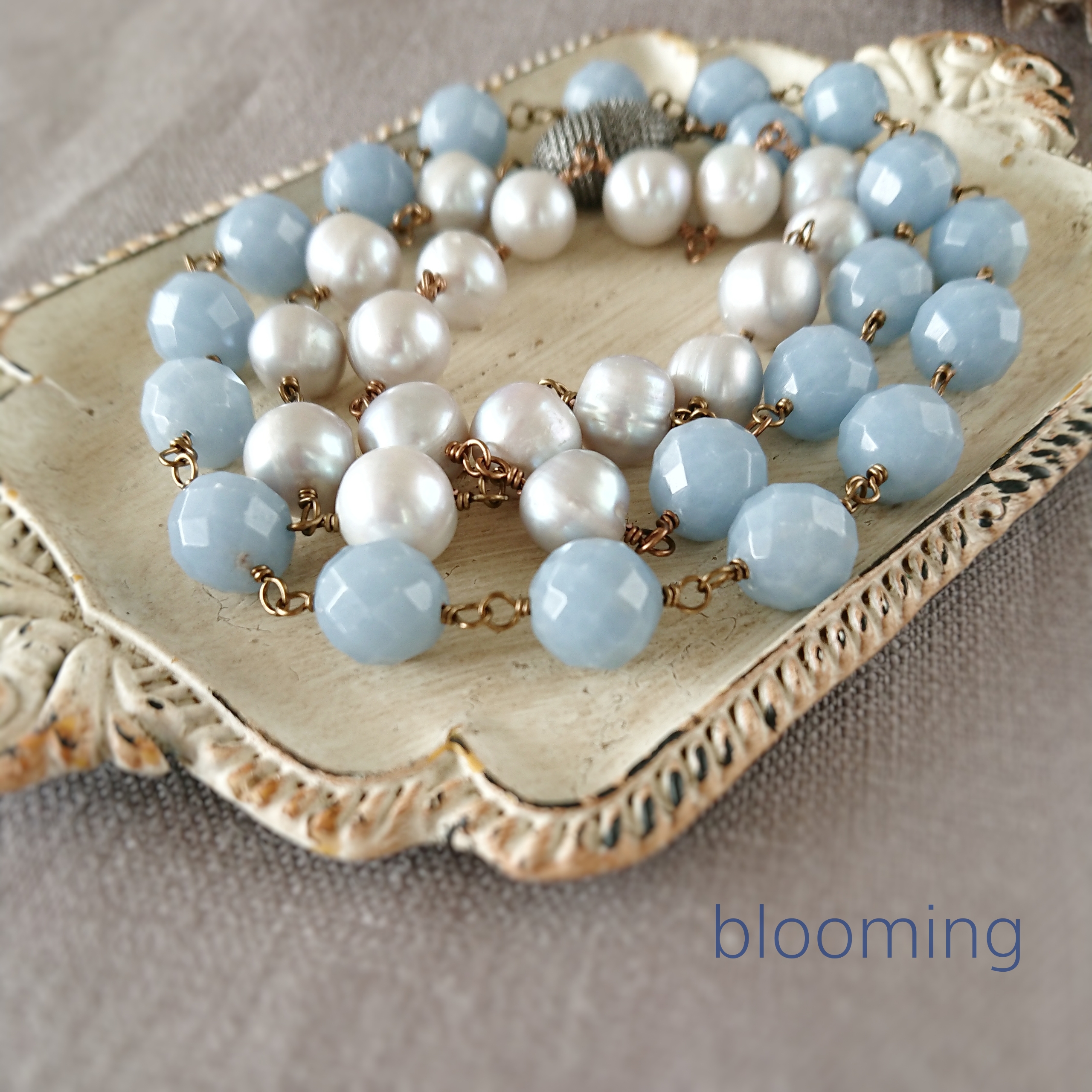 エンジェライトとプラチナカラー淡水パールのロングネックレス：天然石