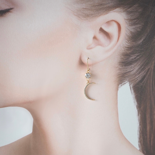 クレセントムーン×スワロフスキークリスタルのアシンメトリーピアス