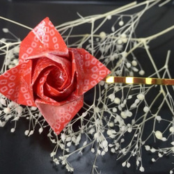 送料無料 折り紙で作った 和柄 バラのヘアピン  赤 卒業 入学 浴衣 和風 1枚目の画像