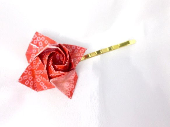 送料無料 折り紙で作った 和柄 バラのヘアピン  赤 卒業 入学 浴衣 和風 2枚目の画像