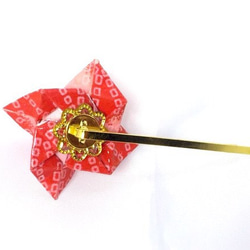 送料無料 折り紙で作った 和柄 バラのヘアピン  赤 卒業 入学 浴衣 和風 3枚目の画像