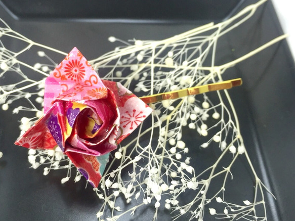 送料無料 折り紙で作った ピンクのバラのヘアピン  和紙 卒業 入学 浴衣 和風 1枚目の画像