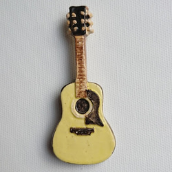 ミニチュアギター　ブローチ　アコースティック　Ｙ 1枚目の画像