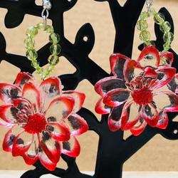 情熱的な赤❓大輪の花のピアス 2枚目の画像