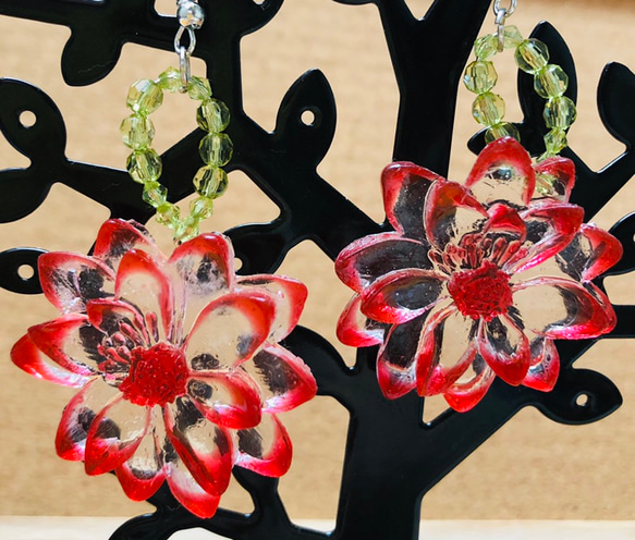 情熱的な赤❓大輪の花のピアス 2枚目の画像