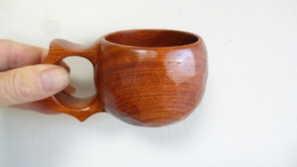 　花梨の一木彫りコーヒーカップ 3枚目の画像
