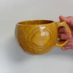 大ぶりな桑の一木彫りコーヒーカップ。 1枚目の画像