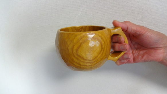 大ぶりな桑の一木彫りコーヒーカップ。 1枚目の画像