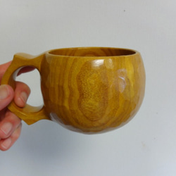 大ぶりな桑の一木彫りコーヒーカップ。 2枚目の画像
