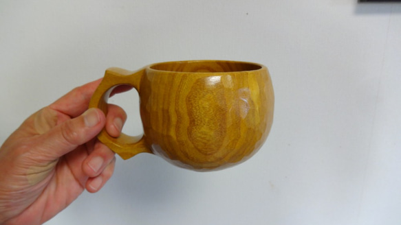 大ぶりな桑の一木彫りコーヒーカップ。 2枚目の画像