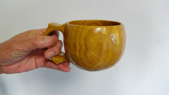 大ぶりな桑の一木彫りコーヒーカップ。 3枚目の画像