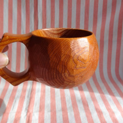 　目の詰まった本ケヤキの一木彫りコーヒーカップ 2枚目の画像
