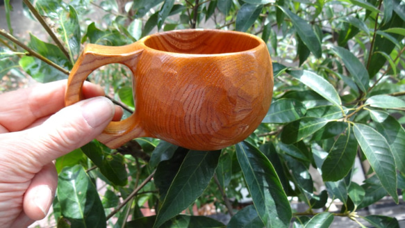 　目の詰まった本ケヤキの一木彫りコーヒーカップ 1枚目の画像