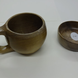 コーヒーカップ。朴（ほう）の一木彫り。同じ朴の豆皿付き 2枚目の画像