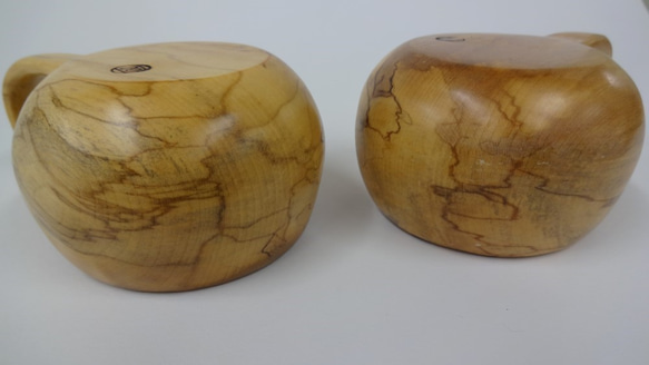 栃の古木で作った一木彫りのペアーカップです。 6枚目の画像