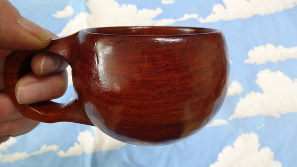 赤茶っぽい花梨の一木彫りコーヒーカップ 1枚目の画像
