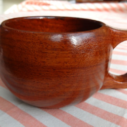 赤茶っぽい花梨の一木彫りコーヒーカップ 7枚目の画像