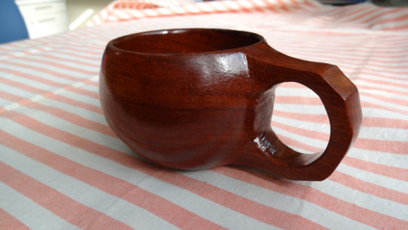 赤茶っぽい花梨の一木彫りコーヒーカップ 8枚目の画像