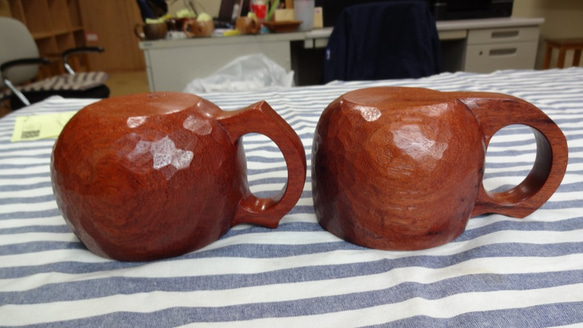 moto様受注作品　赤茶っぽい花梨のペア一木彫りコーヒーカップ 3枚目の画像