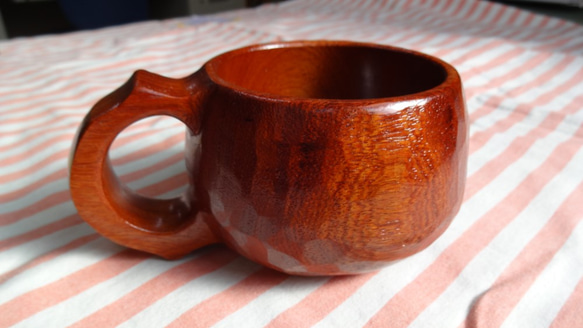 ヘイル様受注作品　赤茶っぽい花梨の一木彫りコーヒーカップ 1枚目の画像