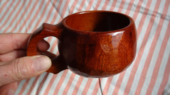 ヘイル様受注作品　赤茶っぽい花梨の一木彫りコーヒーカップ 4枚目の画像