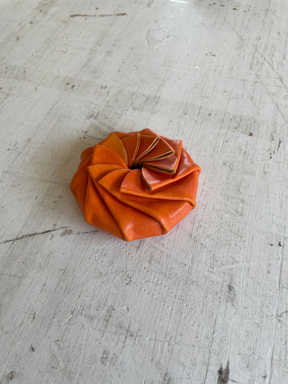 花のようなコインケース オレンジ 2枚目の画像