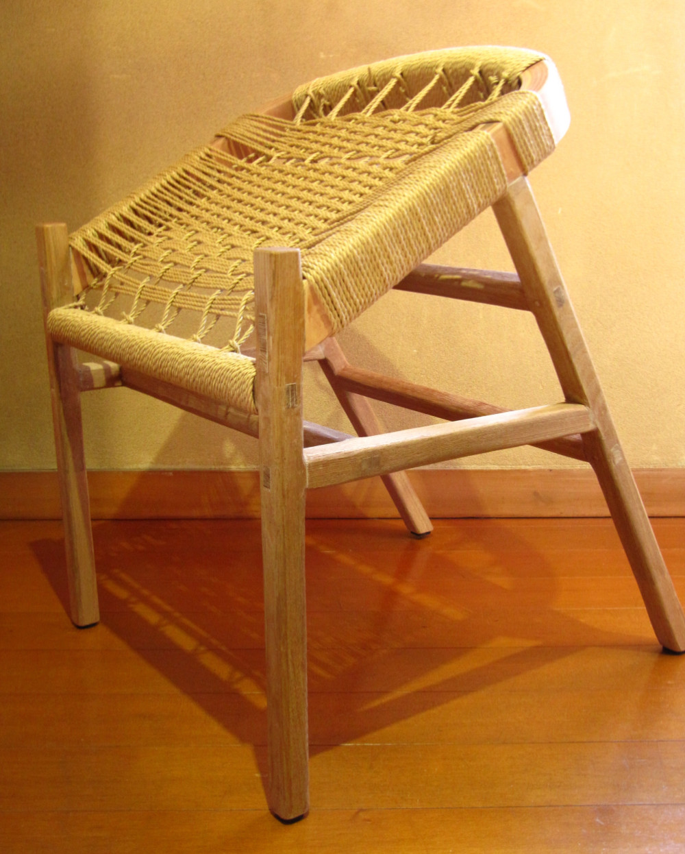 前傾スツール（UJI）