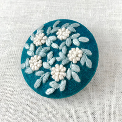 花輪の刺繍ブローチ(白) 1枚目の画像