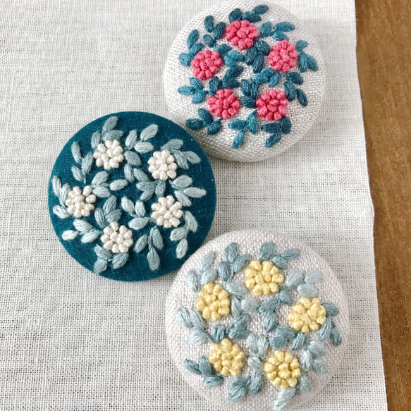 花輪の刺繍ブローチ(白) 6枚目の画像