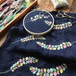 手刺繍ペンケース・虹色リーフ(B) 5枚目の画像